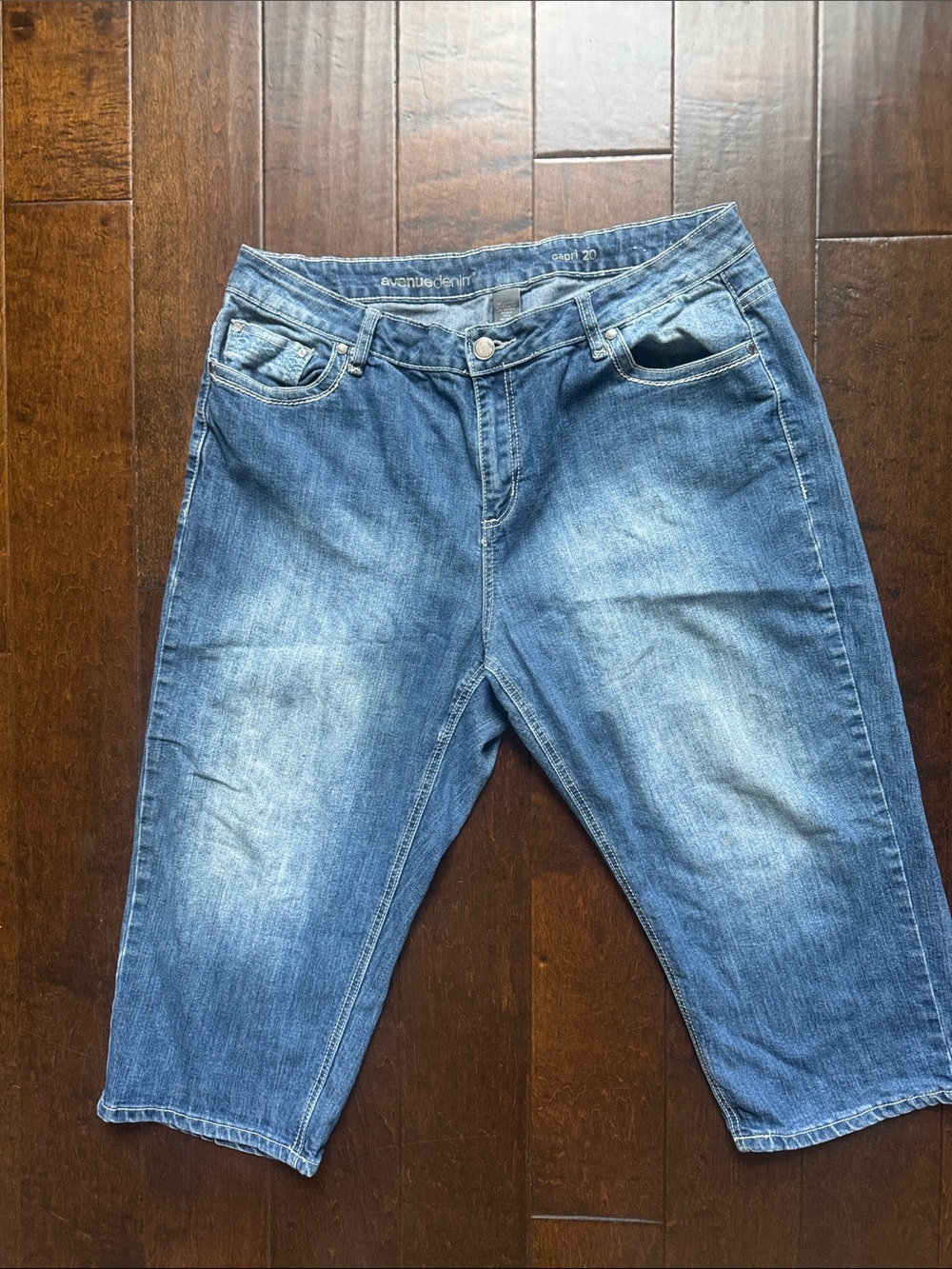 Avenue Women's Washed Blue Denim capris. Size 20